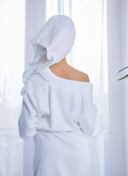 一个女人在一件浴袍和一条毛巾在她的头上 — 图库照片