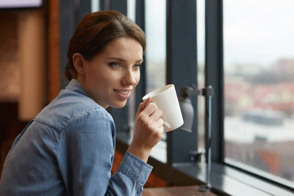 Jonge mooie vrouw — Stockfoto