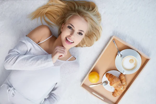 Dziewczyna na dywanie jedzenie śniadanie — Zdjęcie stockowe