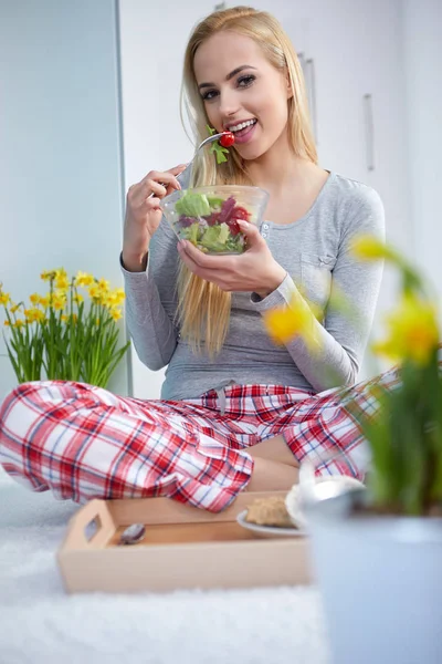 Ung vacker blond kvinna — Stockfoto