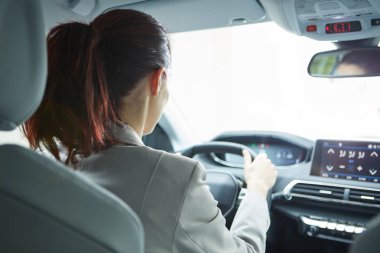 İş kadını onun yeni araba