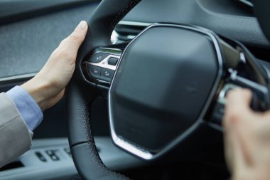 İş kadını onun yeni araba