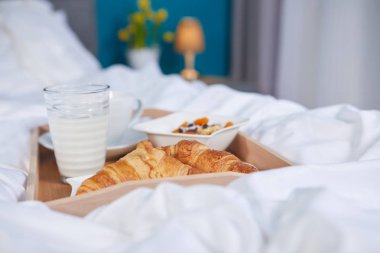 kahve ve kruvasan ile yatakta kahvaltı