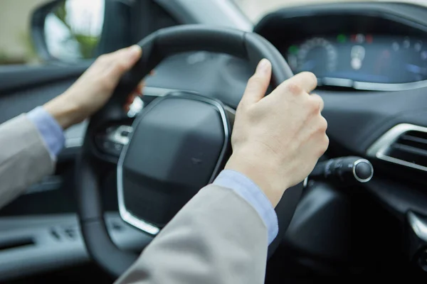 Donna d'affari alla guida della sua nuova auto — Foto Stock