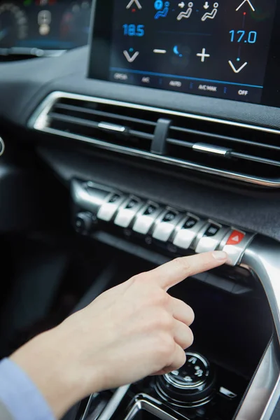 Mulher pressionando botão de emergência no carro — Fotografia de Stock