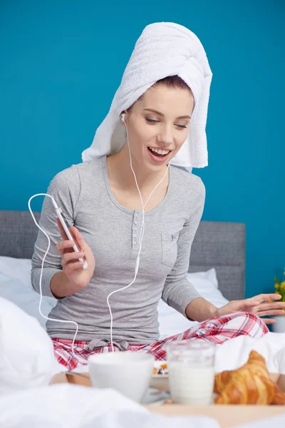 Flickan på morgonen äter frukost — Stockfoto