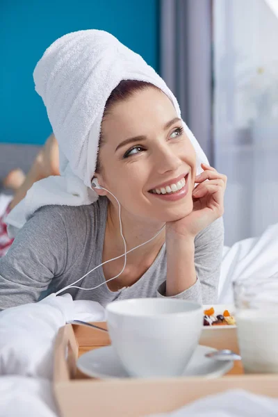 The girl in the morning eat Breakfast — Stock Photo, Image