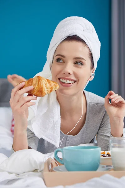 Flickan på morgonen äter frukost — Stockfoto
