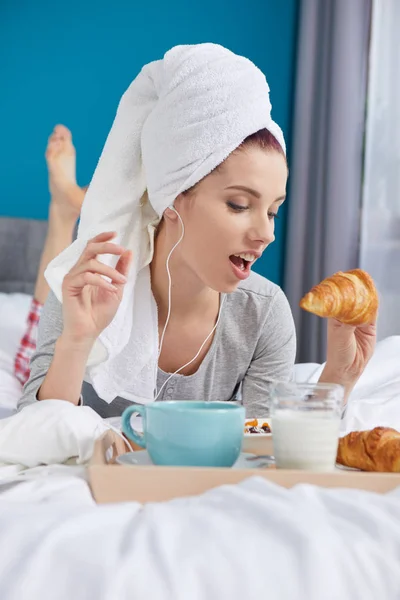 Das Mädchen am Morgen frühstückt — Stockfoto