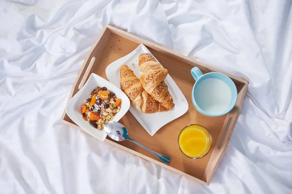 Colazione a letto con caffè e croissant — Foto Stock