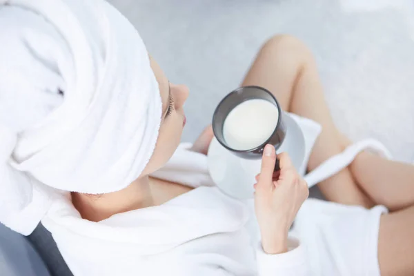 Jovem mulher tendo um leite matinal — Fotografia de Stock