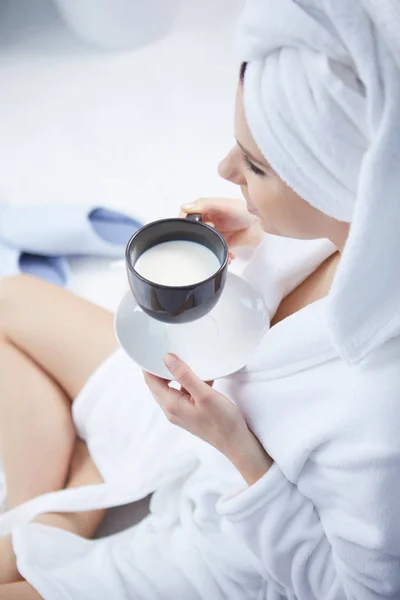 Ung kvinna med en morgonkaffe — Stockfoto