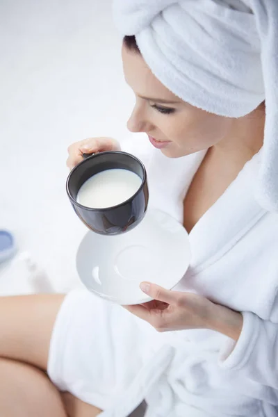 Jovem mulher tendo um leite matinal — Fotografia de Stock