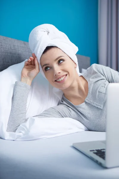 Sexy mladá žena nosí bílé froté ručníky — Stock fotografie