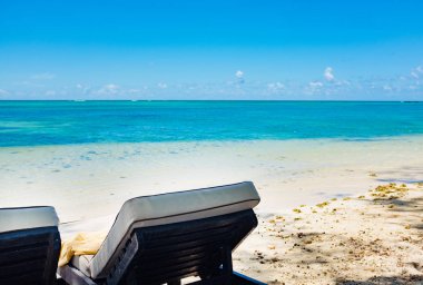 Sahilde boş şezlonglar 