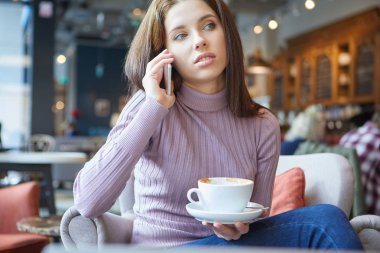 güzel esmer dizüstü kullanarak 