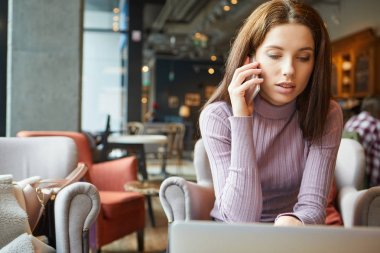 güzel esmer dizüstü kullanarak 