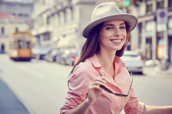 Mujer vestida a la moda — Foto de Stock