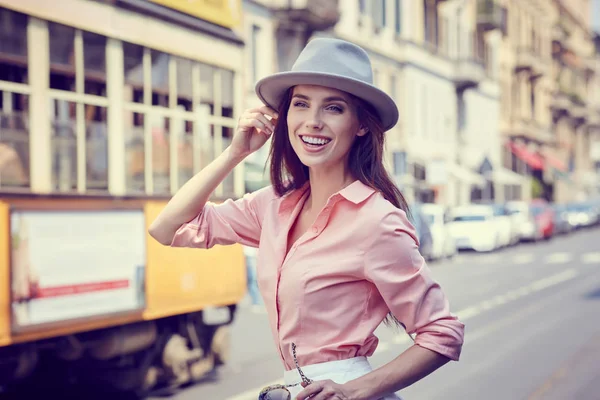 Mujer vestida a la moda — Foto de Stock