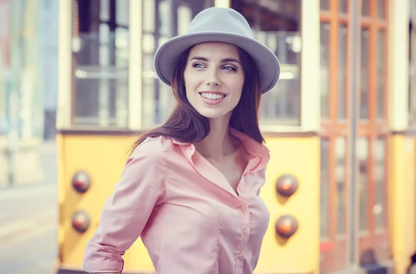 Mujer vestida a la moda —  Fotos de Stock