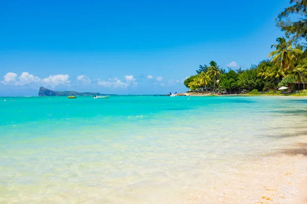 Praia na ilha tropical . — Fotografia de Stock