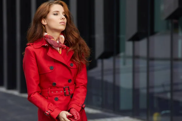 Våren kvinna i röd kappa — Stockfoto