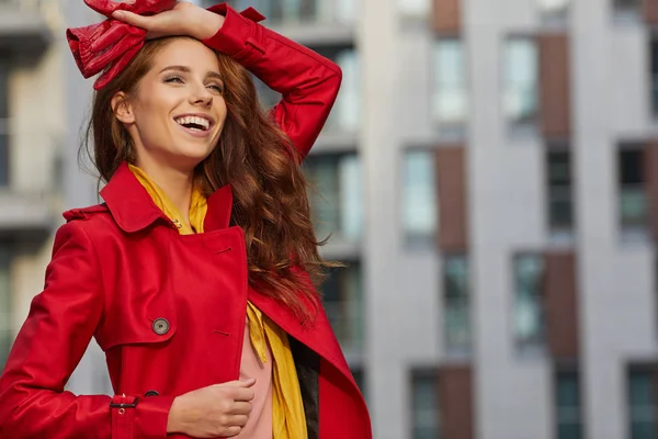 Primavera donna in cappotto rosso — Foto Stock