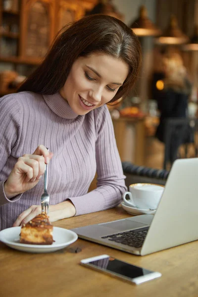 Schöne Brünette mit Laptop — Stockfoto