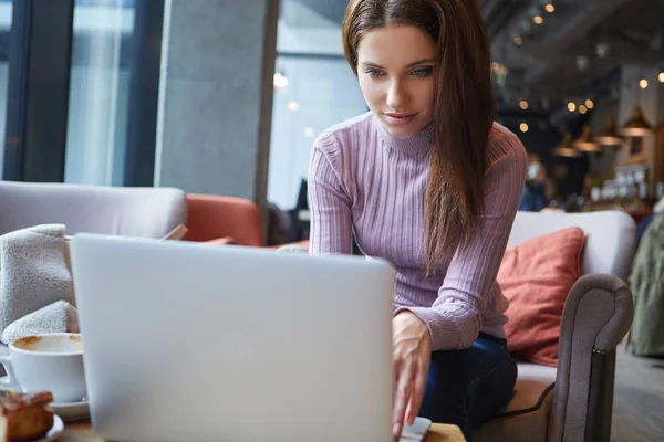 Piękna brunetka za pomocą laptopa — Zdjęcie stockowe