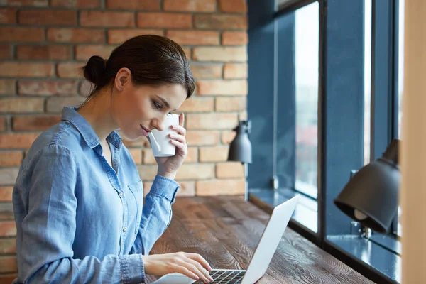 Mooie brunette met behulp van laptop — Stockfoto