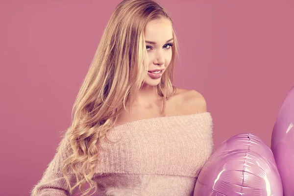 Mooie blonde vrouw poseren met hart ballonnen — Stockfoto