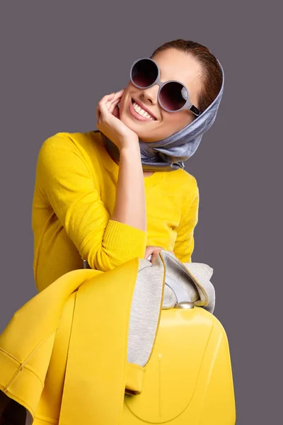 Belle femme dans un pull jaune — Photo