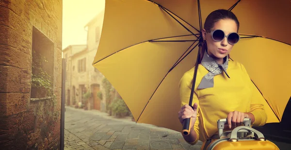 Frau mit Koffer auf der Straße. — Stockfoto