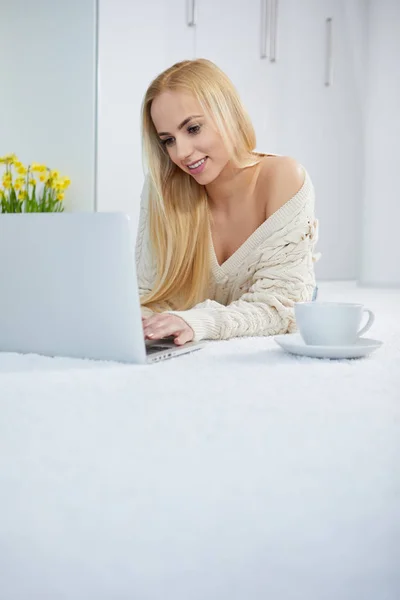 Jovem mulher usando laptop — Fotografia de Stock