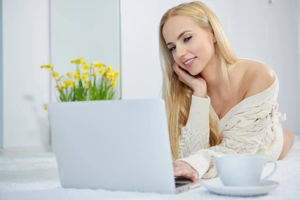 Young woman using laptop — Stock Photo, Image
