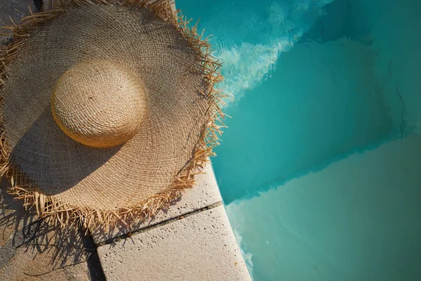 Klobouk u plaveckého bazénu — Stock fotografie