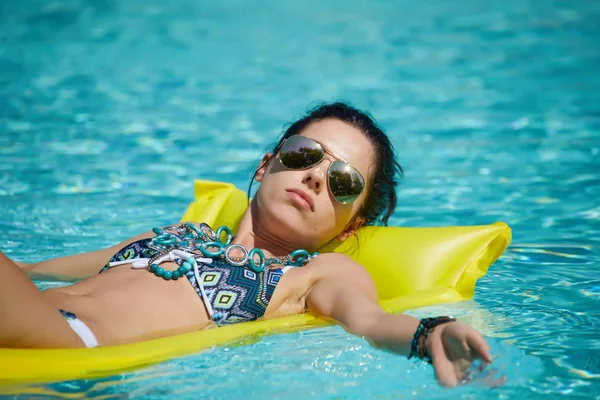 Una mujer en la piscina — Foto de Stock