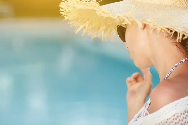 Bella ragazza in un vestito e un cappello da sole — Foto Stock