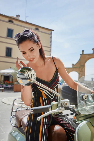 Ung vacker italiensk kvinna — Stockfoto