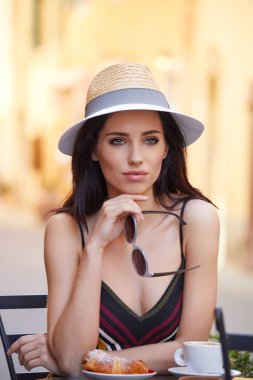 Toscana sokakta kafede İtalyan kahve kadın