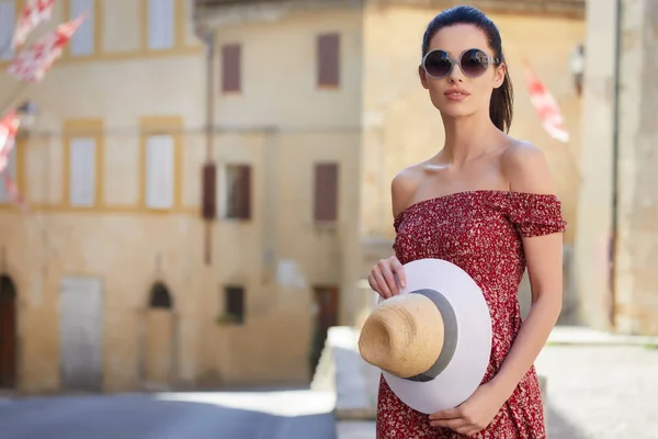 The girl visits a small town in Italy. — Stock Photo, Image