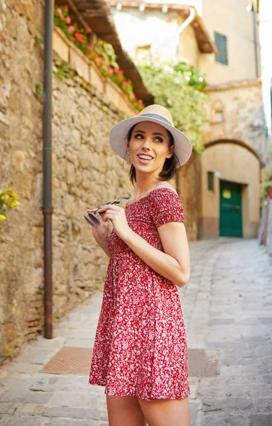 女の子はイタリアの小さな町を訪問します。. — ストック写真