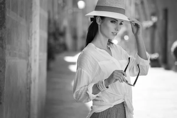 BW photographie d'une belle femme touristique — Photo