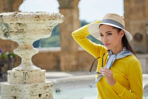 Mulher turística em uma pequena cidade italiana — Fotografia de Stock