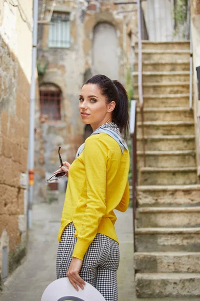 Mulher turística em uma pequena cidade italiana — Fotografia de Stock