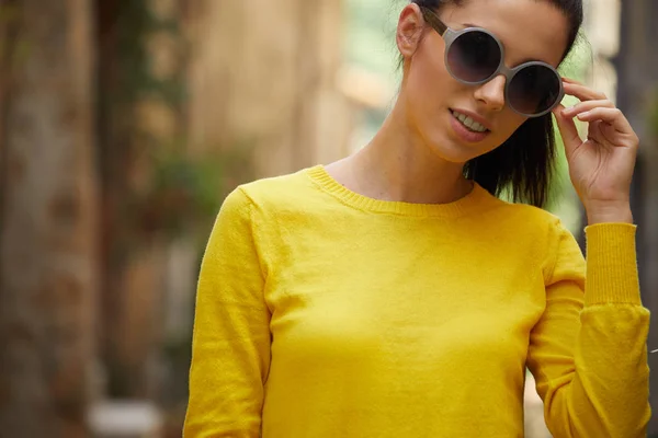 Toeristische vrouw in een klein Italiaans stadje — Stockfoto