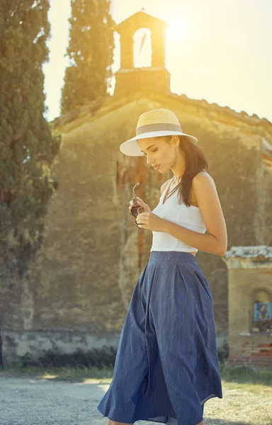 Туристическая женщина в маленьком итальянском городке — стоковое фото