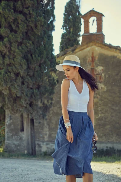 Touristin in einer kleinen italienischen Stadt — Stockfoto