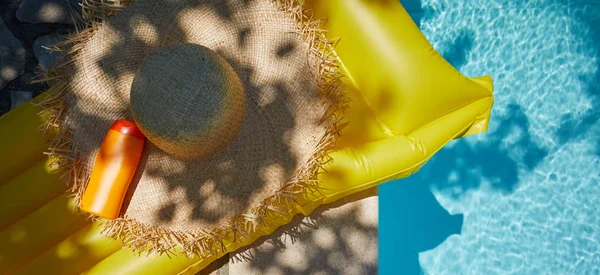 Sombrero y botella de crema solar — Foto de Stock