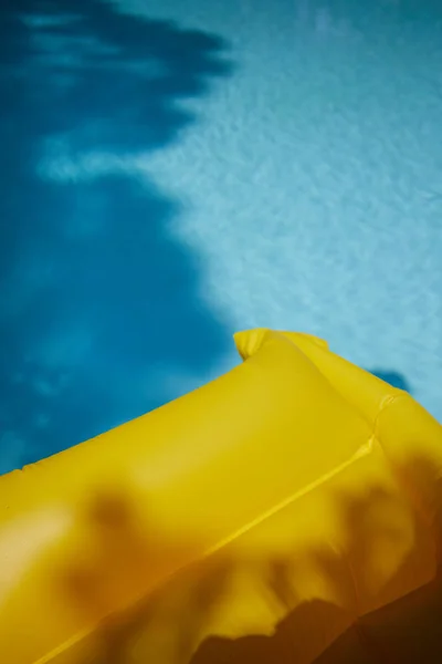 Balsa inflable amarilla en la piscina — Foto de Stock